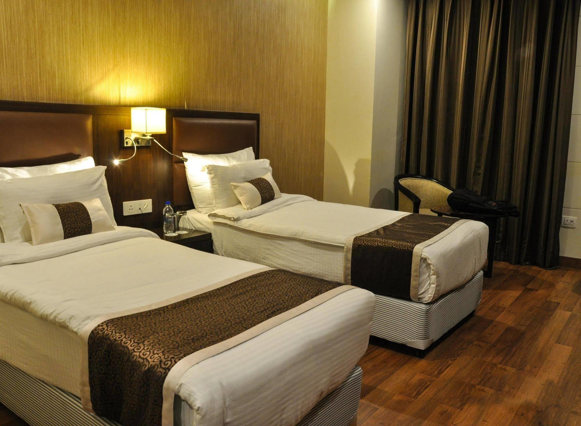 Hotel Casaya Inn Chinhat Экстерьер фото